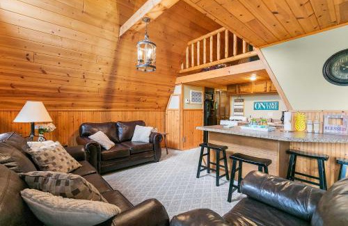 Lampe Casa | 8 Mi to Dogwood Canyon Cozy Cabin with Deck