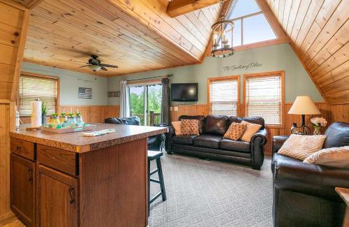 Lampe Casa | 8 Mi to Dogwood Canyon Cozy Cabin with Deck