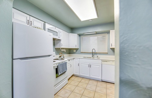 Forest Hills Apartamento | 8 Mi to Dtwn: Retreat w/ Balcony in Pittsburgh!