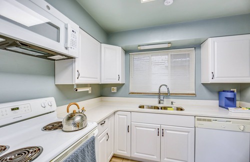 Forest Hills Apartamento | 8 Mi to Dtwn: Retreat w/ Balcony in Pittsburgh!