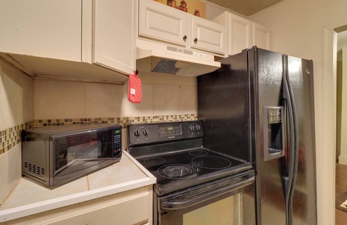 Detroit Cabaña | 8 Mi to Ford Field: Detroit Getaway w/ Fireplace!