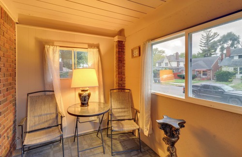 Detroit Cabaña | 8 Mi to Ford Field: Detroit Getaway w/ Fireplace!