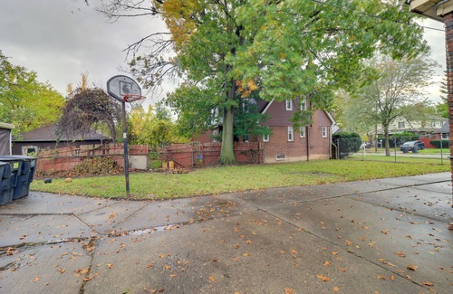 Detroit Cabaña | 8 Mi to Ford Field: Detroit Getaway w/ Fireplace!