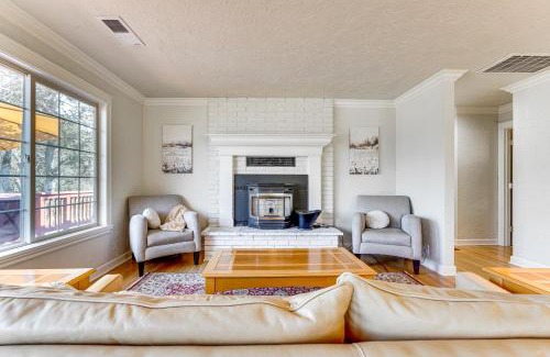 Jacksonville Casa | 8 Mi to Jacksonville Oregon Getaway with Deck!