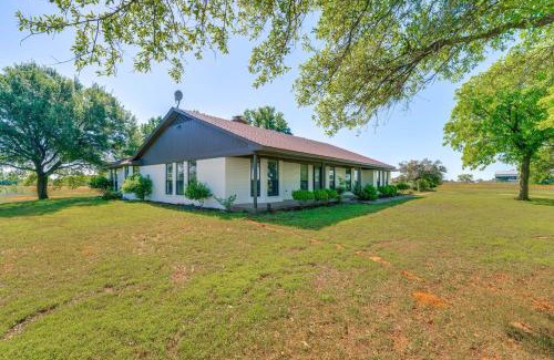 Cross Roads Casa | 8 Mi to Lewisville Lake Peaceful Countryside Home