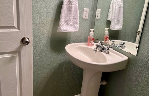 Green Valley Ranch Casa | 8 min from Airport large house