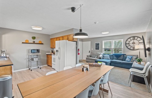Williamstown Casa | 8 min to Ark, Playroom, Sleeps 12 on Quiet Street