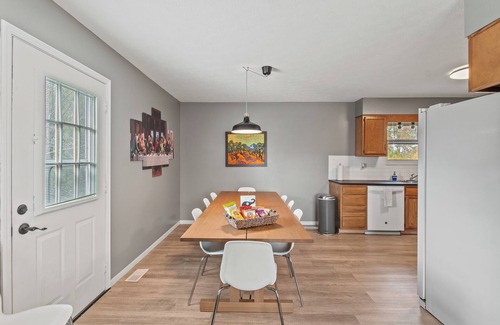 Williamstown Casa | 8 min to Ark, Playroom, Sleeps 12 on Quiet Street