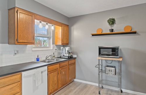 Williamstown Casa | 8 min to Ark, Playroom, Sleeps 12 on Quiet Street