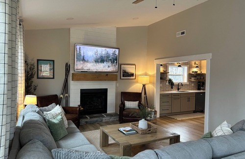 Friendsville Casa | 8 min to Wisp-Hot Tub-Fire Pit-Shuffleboard-Private yet close to activities