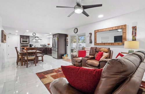 Bloomingdale Casa | 8 PPL. Bloomingdale House. Brandon/Top Area.
