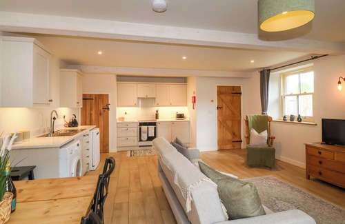 Bowerchalke Casa | 8 ROOKHAYE, pet friendly, character holiday cottage in Salisbury
