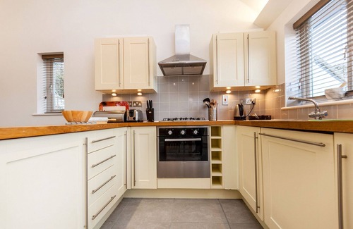Carnon Downs Cabaña | 8 Villa Gallery - a cottage that sleeps 4 guests in 2 bedrooms