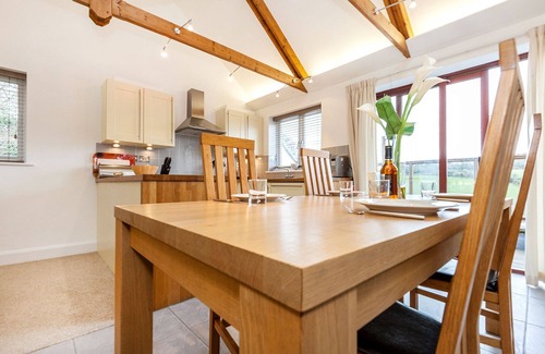 Carnon Downs Cabaña | 8 Villa Gallery - a cottage that sleeps 4 guests in 2 bedrooms