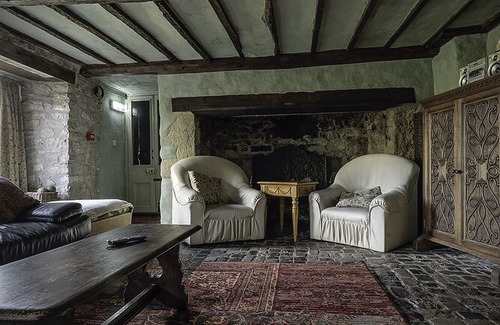Caldicot Casa | 800 Year Old Manor House, Holiday Home, Stay in Luxury.