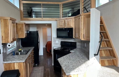 Honey Grove Cabina | 801 Cozy Loft cabin in delightful Honey Grove with AC, WiFi