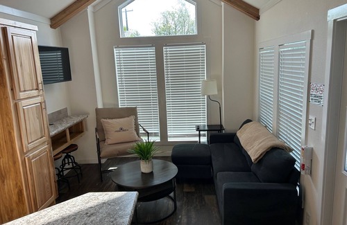 Honey Grove Cabina | 801 Cozy Loft cabin in delightful Honey Grove with AC, WiFi