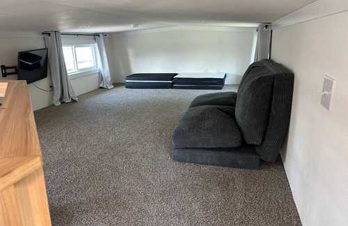 Honey Grove Cabina | 801 Cozy Loft cabin in delightful Honey Grove with AC, WiFi