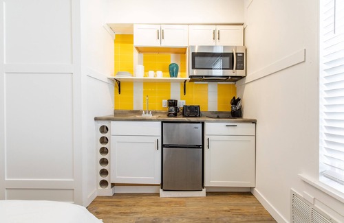 Kutzky Park Apartamento | RitaBNB-3 blocks to Mayo-SALE Cute Studio on Main Floor 8032