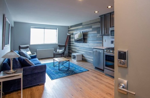 Old Fourth Ward Condominio | 804 Barn Wall, 1 FREE Park, Modern Dt, 300 MB Wifi
