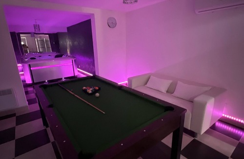 Meyrargues Cama Y Desayuno | 80m2 suite with jacuzzi and pool table, 30 min from Marseille