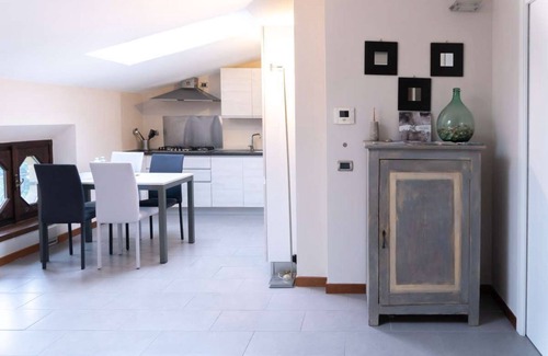 Tavernola Apartamento | 80sm fully-equipped apartment on lakeside with garden, gazebo and private parking