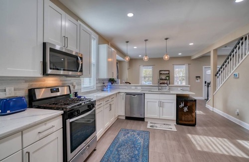 Baltimore Casa | 81) Entire 5 Bedroom Home with a Gameroom!