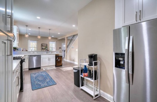 Baltimore Casa | 81) Entire 5 Bedroom Home with a Gameroom!