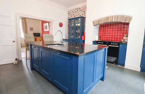 Tarporley Cabaña | 83 HIGH STREET, family friendly, with a garden in Tarporley