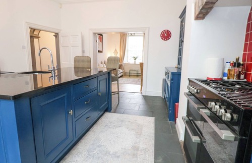 Tarporley Cabaña | 83 HIGH STREET, family friendly, with a garden in Tarporley