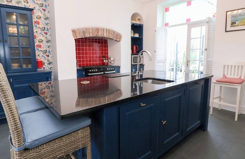 Tarporley Cabaña | 83 HIGH STREET, family friendly, with a garden in Tarporley