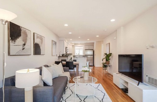 Whittier Heights Casa | 8417 Yina · 3b2.5b House in Ballard/10 mins to Green Lake