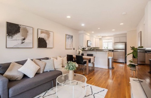 Whittier Heights Casa | 8417 Yina · 3b2.5b House in Ballard/10 mins to Green Lake