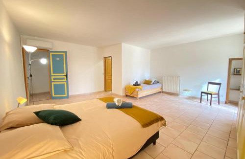 Althen-des-Paluds Casa | 84B3 - Freesia suite in 18th century Provencal farmhouse