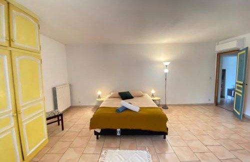 Althen-des-Paluds Casa | 84B3 - Freesia suite in 18th century Provencal farmhouse