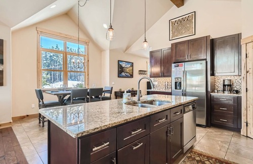 Warrior's Mark Casa | Walk to restaurants, shops, Quicksilver lift! Shuttle. Pet friendly.