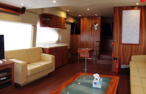 Dubai Alquiler De Eote | 88ft Superyacht with Jacuzzi - Cruising on hourly price basis