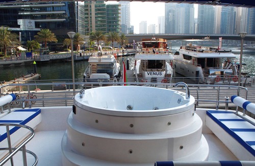 Dubai Alquiler De Eote | 88ft Superyacht with Jacuzzi - Cruising on hourly price basis