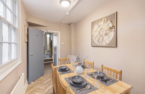 Camden Town with Primrose Hill Casa | 8BR Gem in Prime Location: Perfect for Group Stays