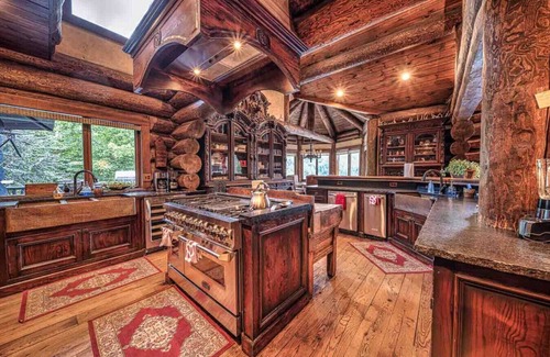 Topton Cabina | 8BR Lakefront Lodge| Hot Tub, Dock, Mountain Views