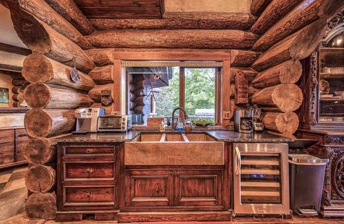 Topton Cabina | 8BR Lakefront Lodge| Hot Tub, Dock, Mountain Views