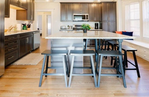 Shaw Casa | 8BR @ Tower Grove Park | Sleeps 22 / ABODEbucks