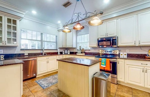 Plant City Casa | 8BR with Pool, Spa & Treehouse