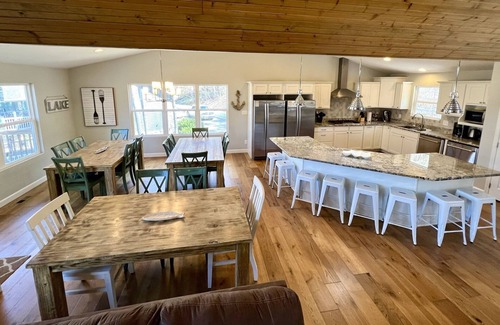 La Follette Casa | Southern Comfort II - 9B / 9B w / 2 Level Dock Beautiful Cove Setting