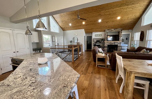 La Follette Casa | Southern Comfort II - 9B / 9B w / 2 Level Dock Beautiful Cove Setting