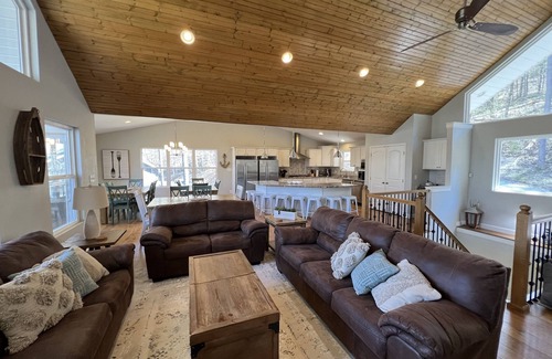 La Follette Casa | Southern Comfort II - 9B / 9B w / 2 Level Dock Beautiful Cove Setting