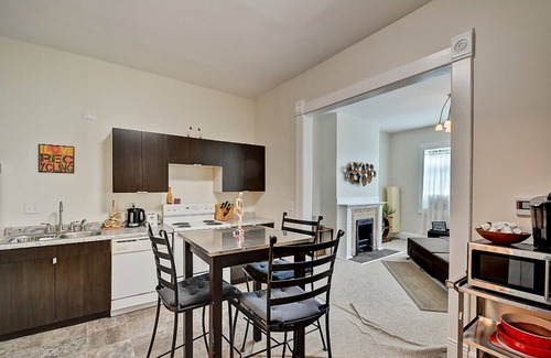 Near Eastside Casa | ¡9 habitaciones, 3 baños completos con lavandería en el centro de Indianápolis! Duerme 20+