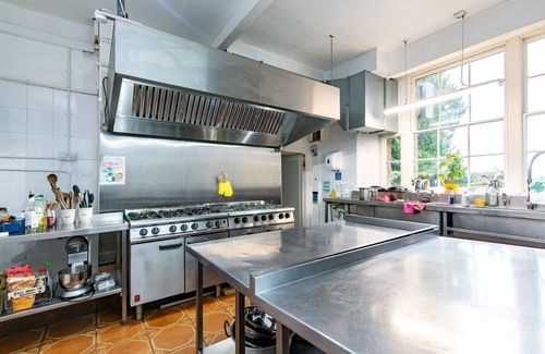 Seend Casa | 9 Bedrooms Grand Manor House Near Bath: Sleeps 26