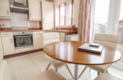 Newport Cabaña | 9 BLUEBELL LANE, pet friendly, with a garden in Newport, Shropshire