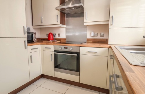 Newport Cabaña | 9 BLUEBELL LANE, pet friendly, with a garden in Newport, Shropshire